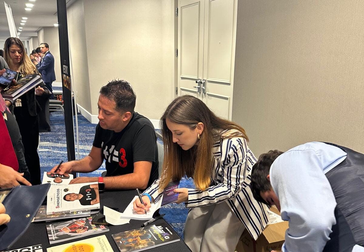 firmando con Jorge Serratos